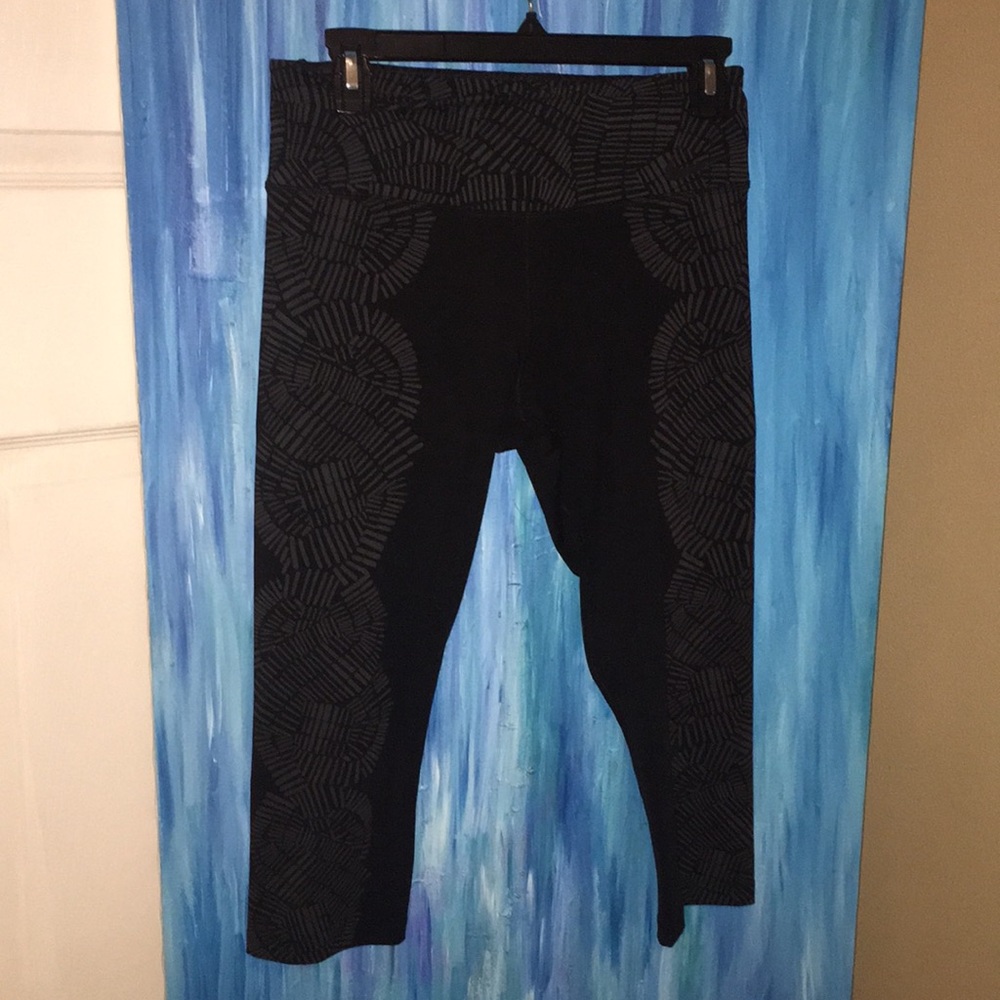 NIKE dry fit Capri work out leggings!